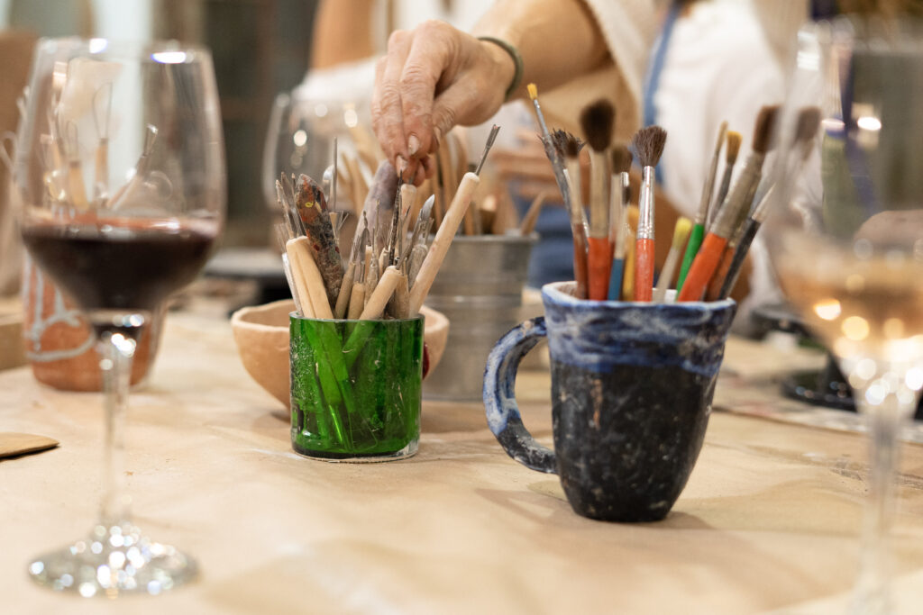 ceràmica i vi taller creatiu Barri Vell Girona modelant argila