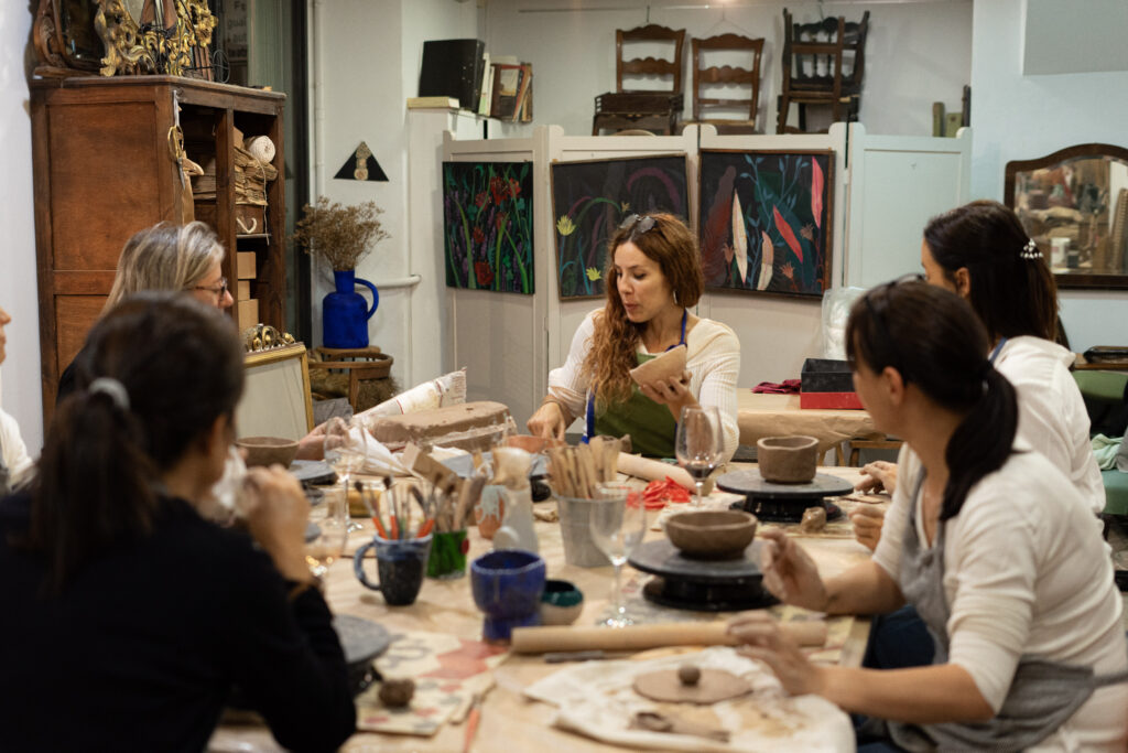taller creatiu de ceràmica amb fang a Girona a Espai Art Encès