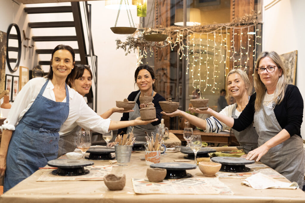 ceràmica i vi taller creatiu Barri Vell Girona modelant argila