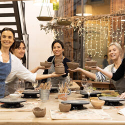 ceràmica i vi taller creatiu Barri Vell Girona modelant argila